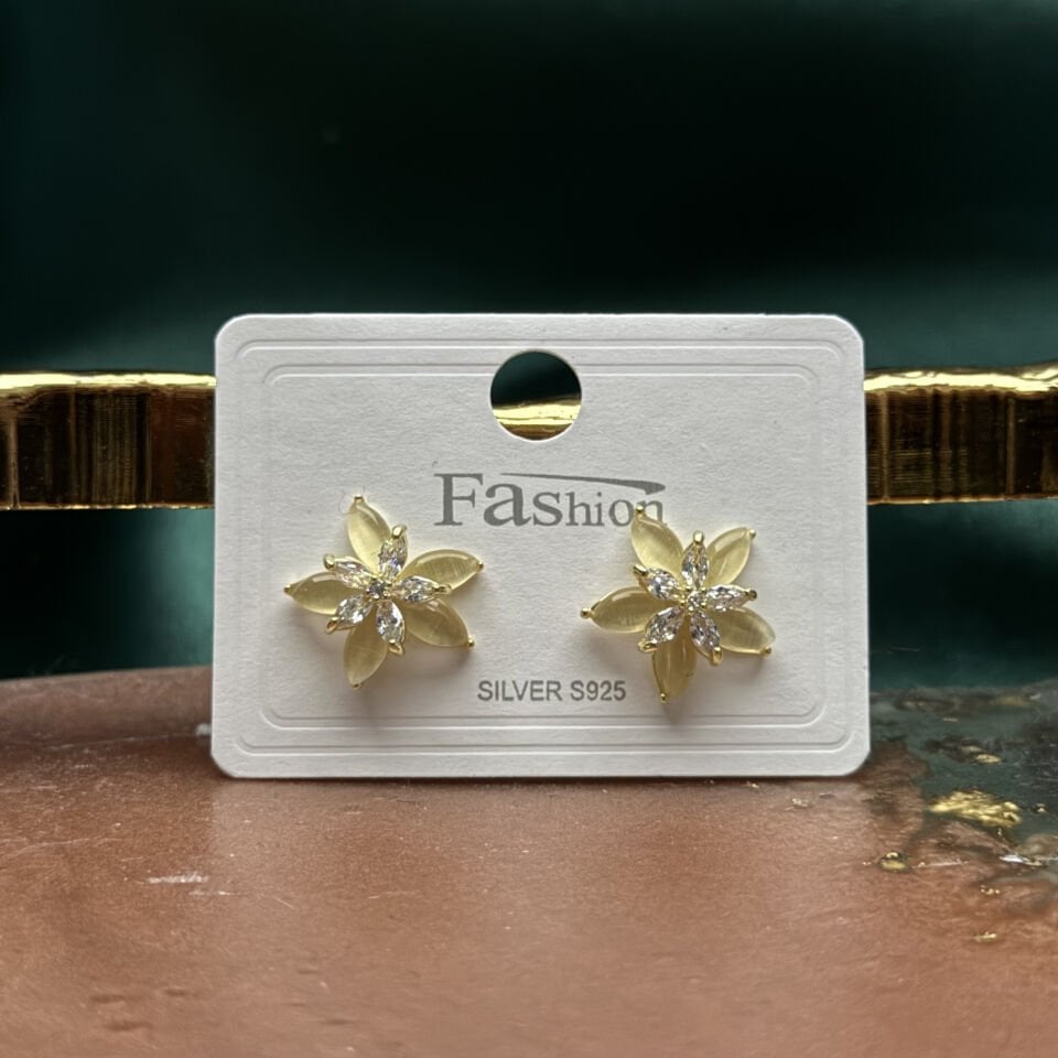 Zirkon Taşlı Çiçek Form Sedef Detaylı Çıtır Küpe