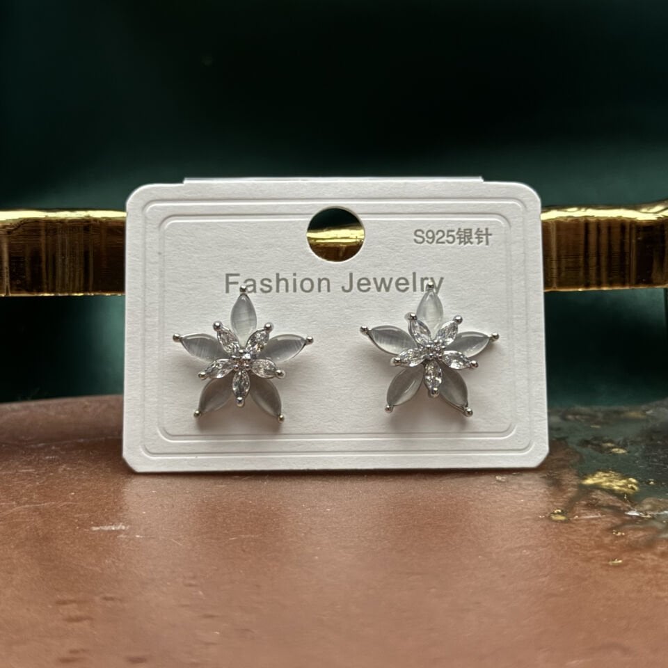 Zirkon Taşlı Çiçek Form Sedef Detaylı Çıtır Küpe